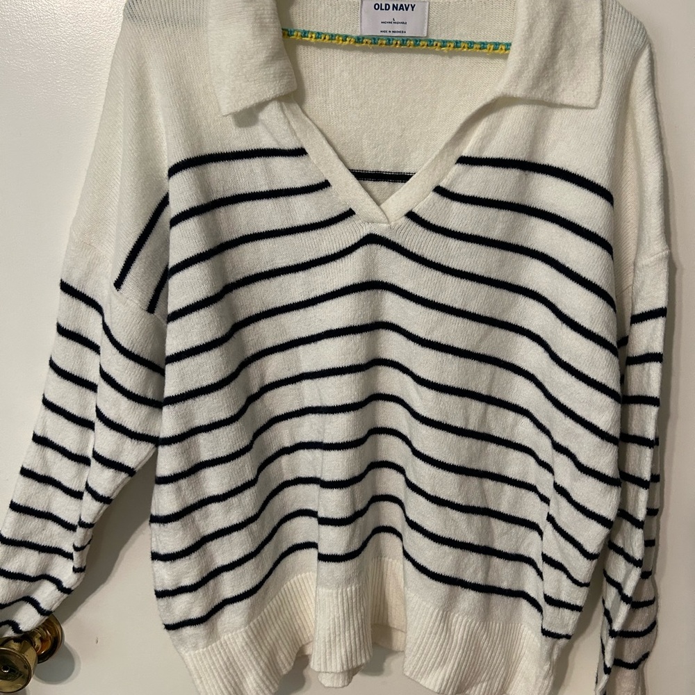 Old Navy Women's White and Black Striped Sweater